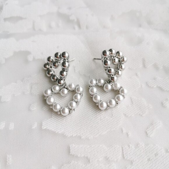 Kendra Scott Ashton Heart Silver Earrings White Pearl - Picture 2 of 3